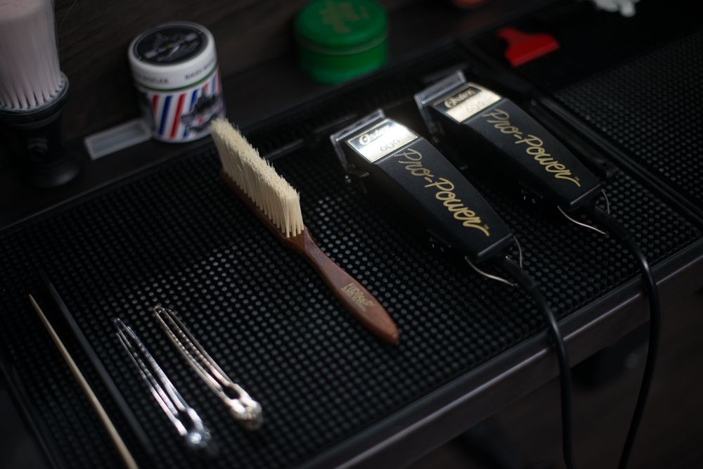 Alat lengkap: clipper, sisir, dan pomade