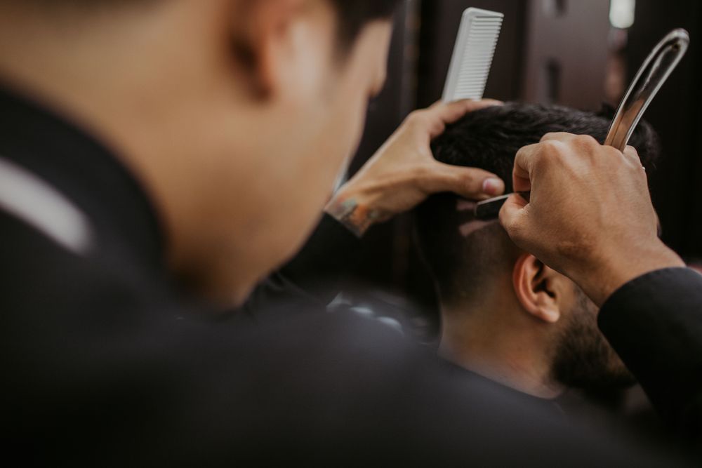 Merapikan rambut dengan sisir dan pisau cukur