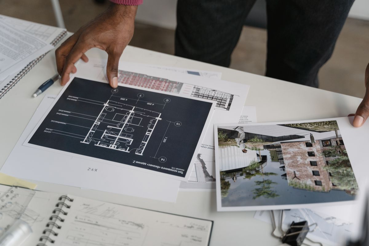 Gambar kerja arsitektur di atas meja