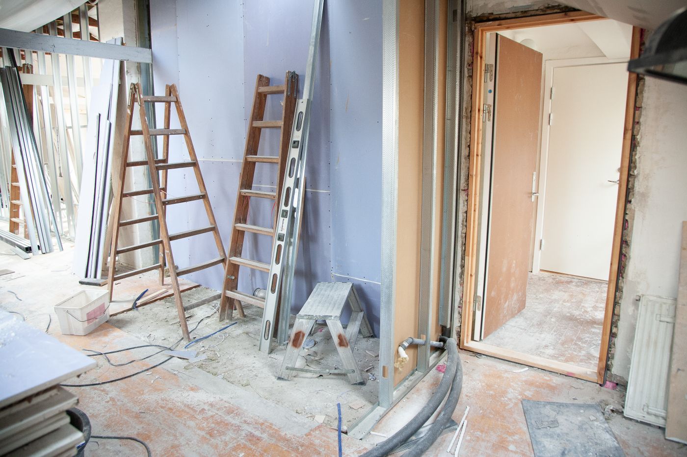 Renovasi rumah tinggal — bongkar dan perapian dinding dalam
