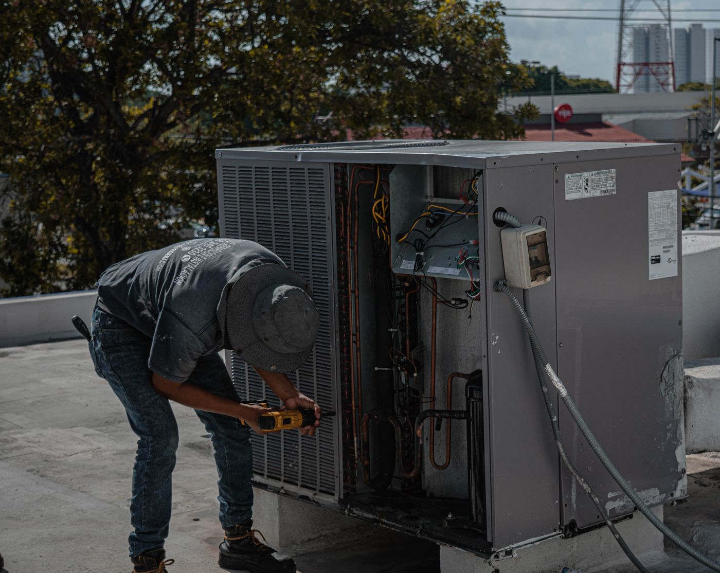 Proses bongkar unit AC