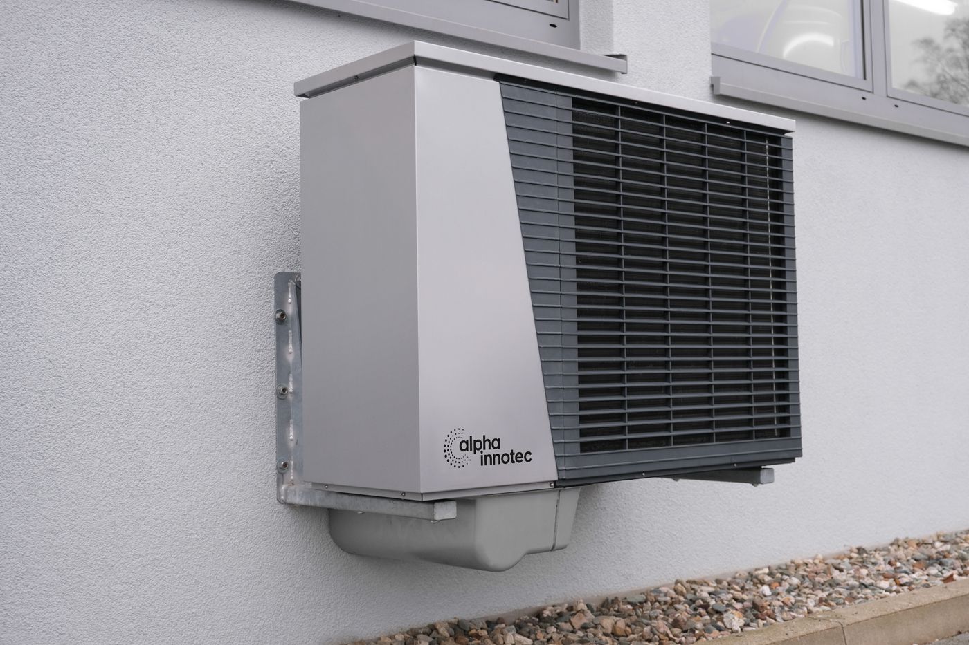 Unit outdoor AC bersih setelah servis