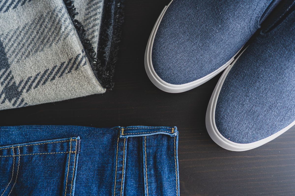 Kemeja flanel kotak-kotak dengan celana jeans dan sepatu